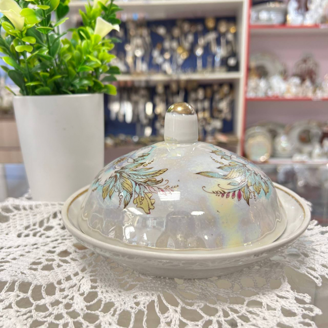 Масленка с низкими бортами. Барановский ФЗ 1973-1983гг. Фарфор, люстр, деколь, позолота. Винтаж. Картинка 1